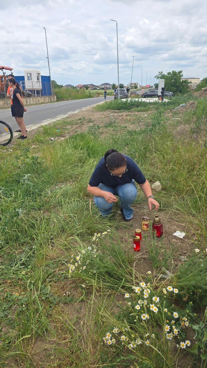 Tragedie în Dumbrăvița. Un fotbalist de 16 ani a murit lovit de o mașină pe o stradă fără trotuare