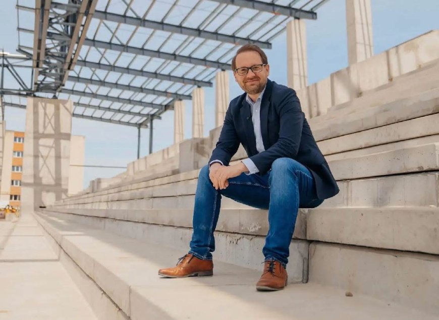 Dominic Fritz îi răspunde lui Alfred Simonis după criticile privind stilul vestimentar