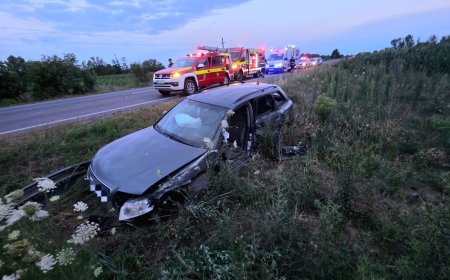 Impact violent la Găvojdia! Unul dintre șoferi, în spital