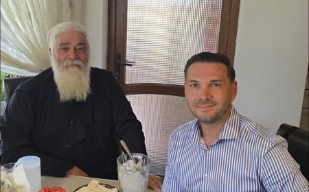 Primarul comunei Remetea Mare, alături de Părintele Calistrat