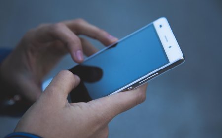 Alertă! Nouă înșelătorie prin SMS în România. Mesaje false despre amenzi rutiere îi trimit pe oameni direct în capcana infractorilor
