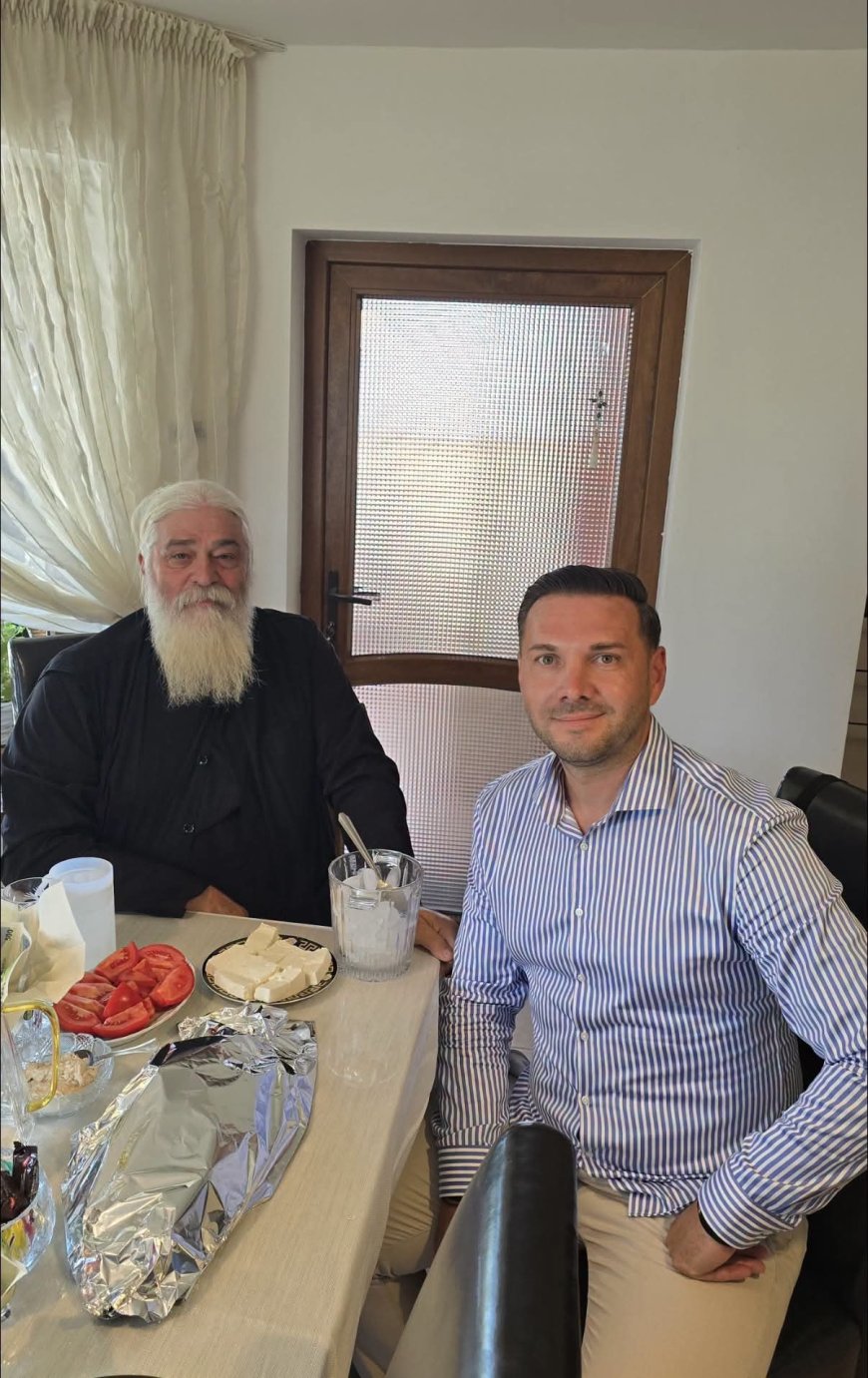 Primarul comunei Remetea Mare, alături de Părintele Calistrat