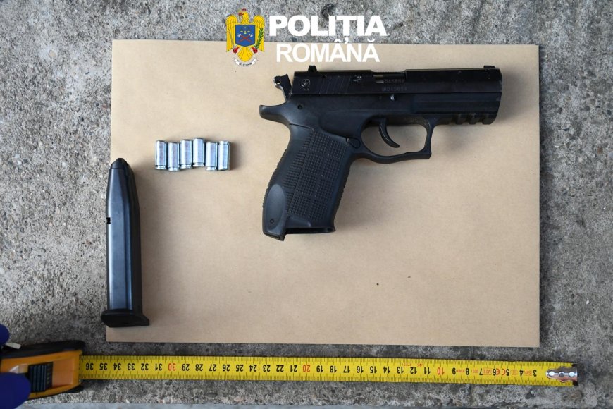 Armă și produse suspecte, descoperite la percheziții în Arad