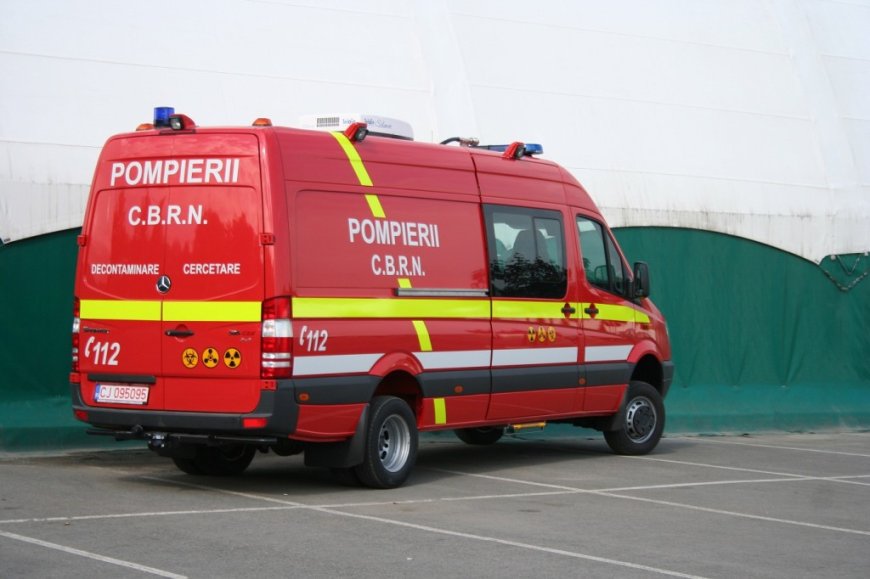 Autocamion încărcat cu hipoclorit răsturnat la Coșava