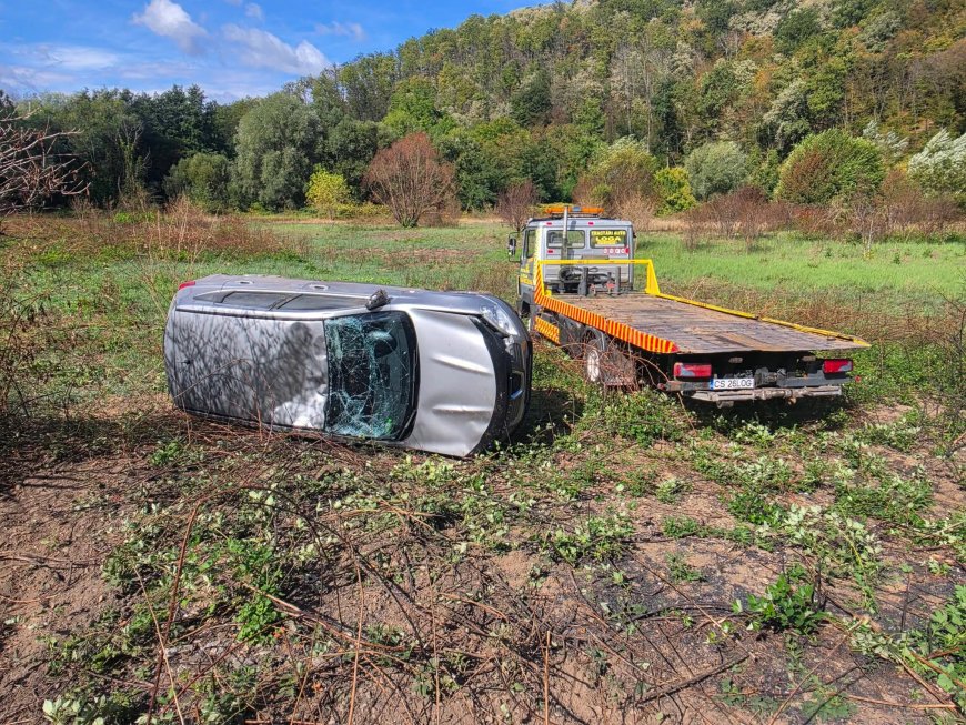 Accident între Reșița și Bocșa. O mașină a ajuns în afara părții carosabile