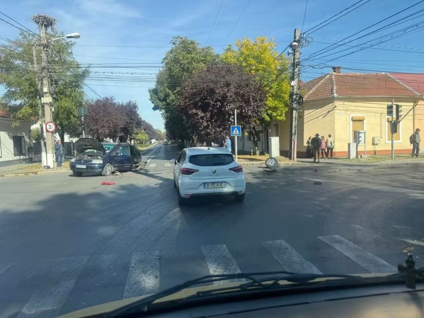 Impact violent între mai multe autoturisme